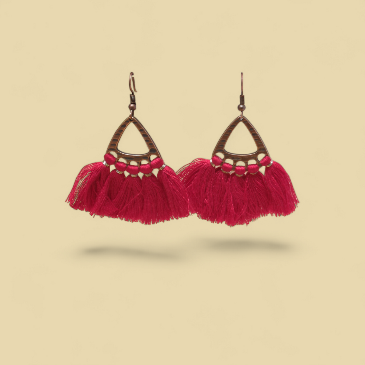 Boho oorhangers met kwastjes, 55x30mm, in rood met bronzen driehoekige frames