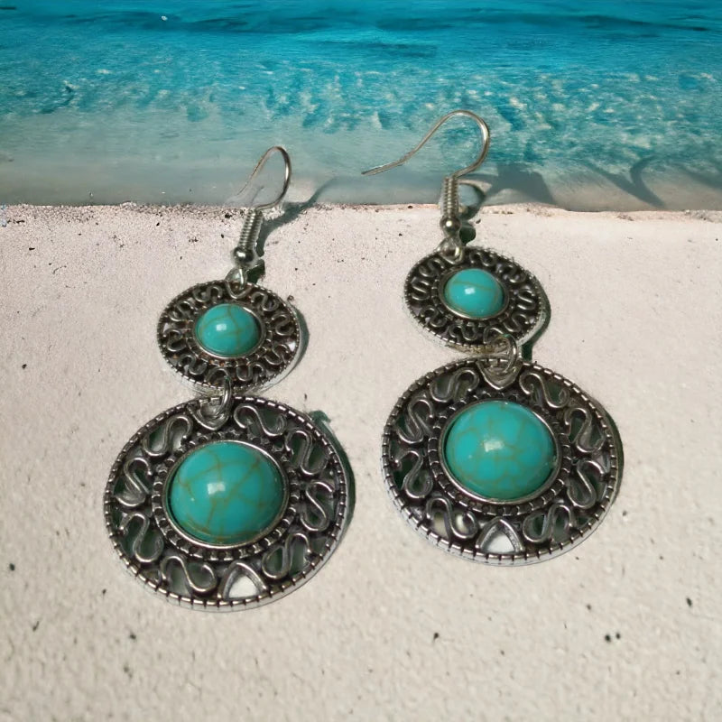 Boho Oorhangers Met Gemarmerde Turquoise Steen Op Strand Voor Turquoise Water