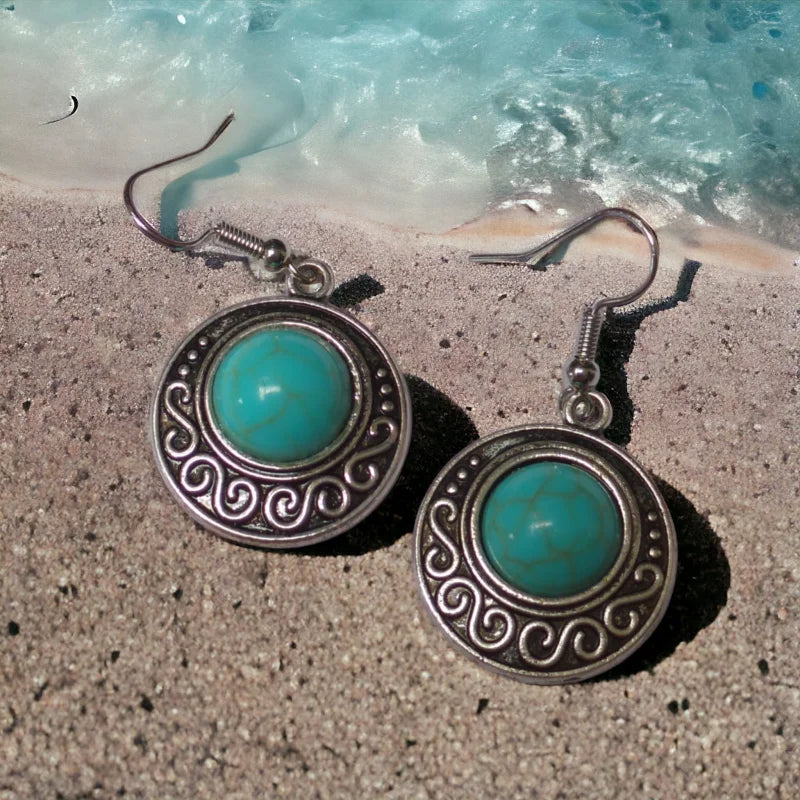 Boho Gemarmerde Turquoise Oorhangers Op Het Strand Bij De Oceaan Van Aramat Jewels®
