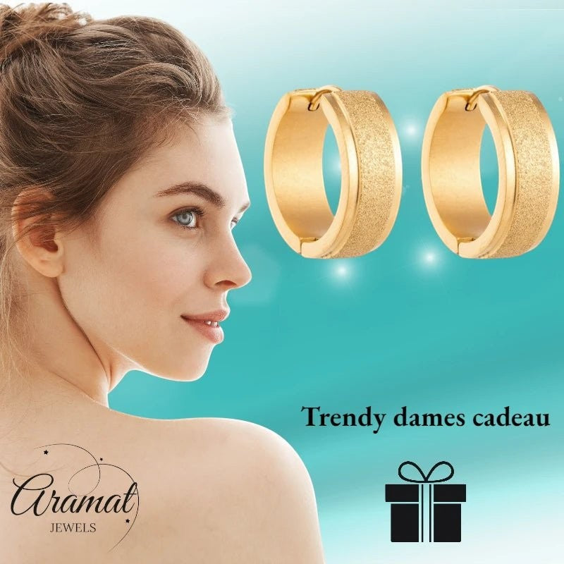 Oorringen – 20mm Creolen Sandblasted Lijn RVS Goudkleur Unisex - Aramat Jewels - Oorringen - cadeautip