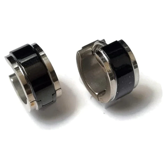 Twee Zwarte En Zilveren Metalen Ringen Op Een Witte Achtergrond.