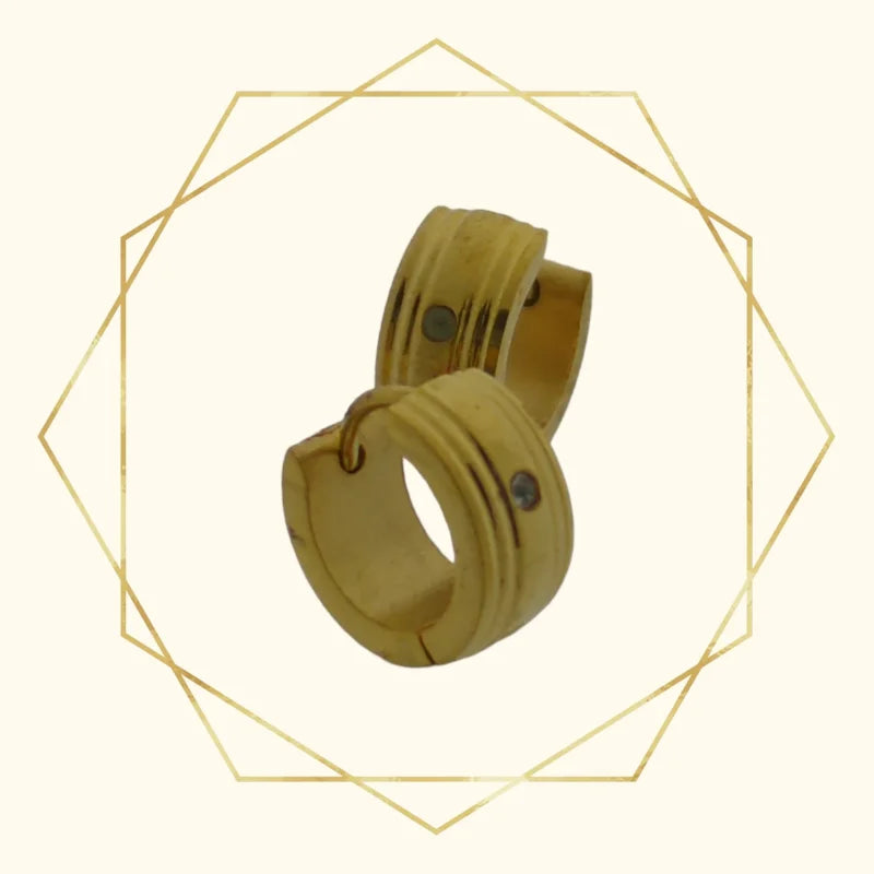 Gouden Ring Met Diamant In Het Midden Van Goldplated Rvs Oorstekers Met Zirkonia Steentje.