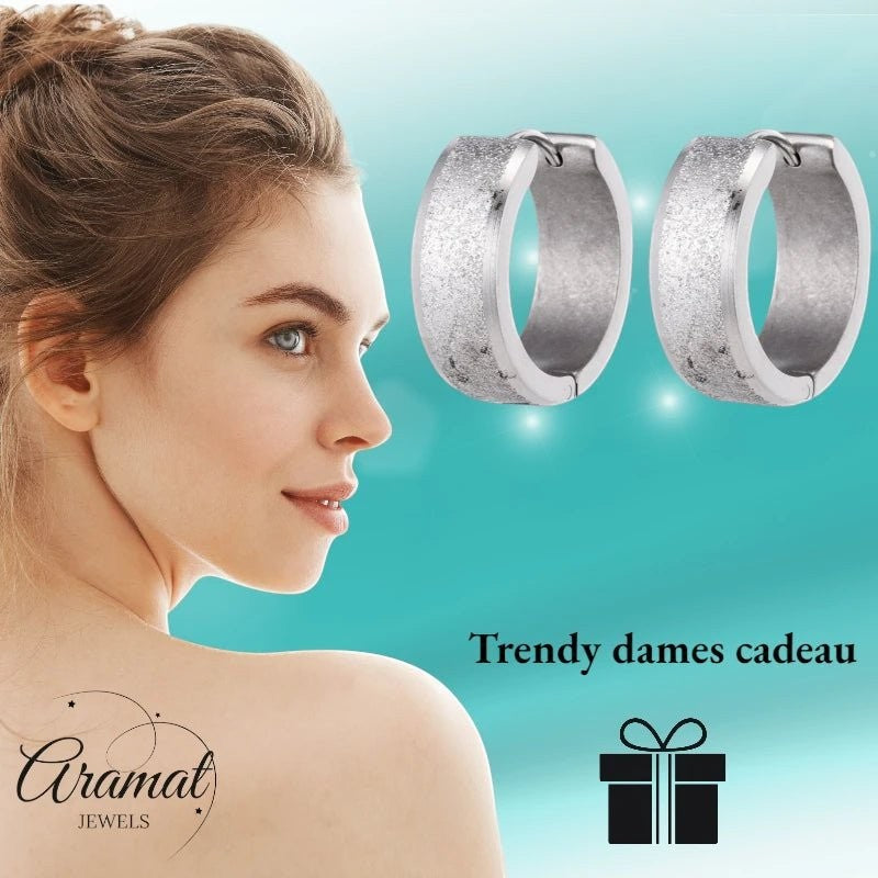 Oorringen – Huggie RVS 20mm Sandblasted Zilverkleur - Aramat Jewels - Oorringen - cadeautip