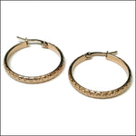 Gouden Oorringen Van Aramat Jewels® Zien Er Elegant Uit.