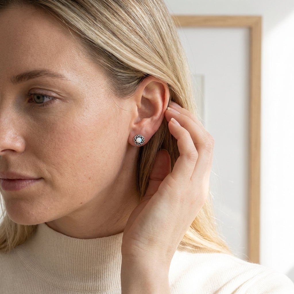 Oorstekers – Sterling Zilver Bali Etnisch Wit Opaal 6mm Rond Geoxideerd - Aramat Jewels - Oorbellen - cadeautip