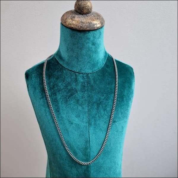 Mannequin Met Ketting Van Open Gourmetketting Staal Zilverkleurig