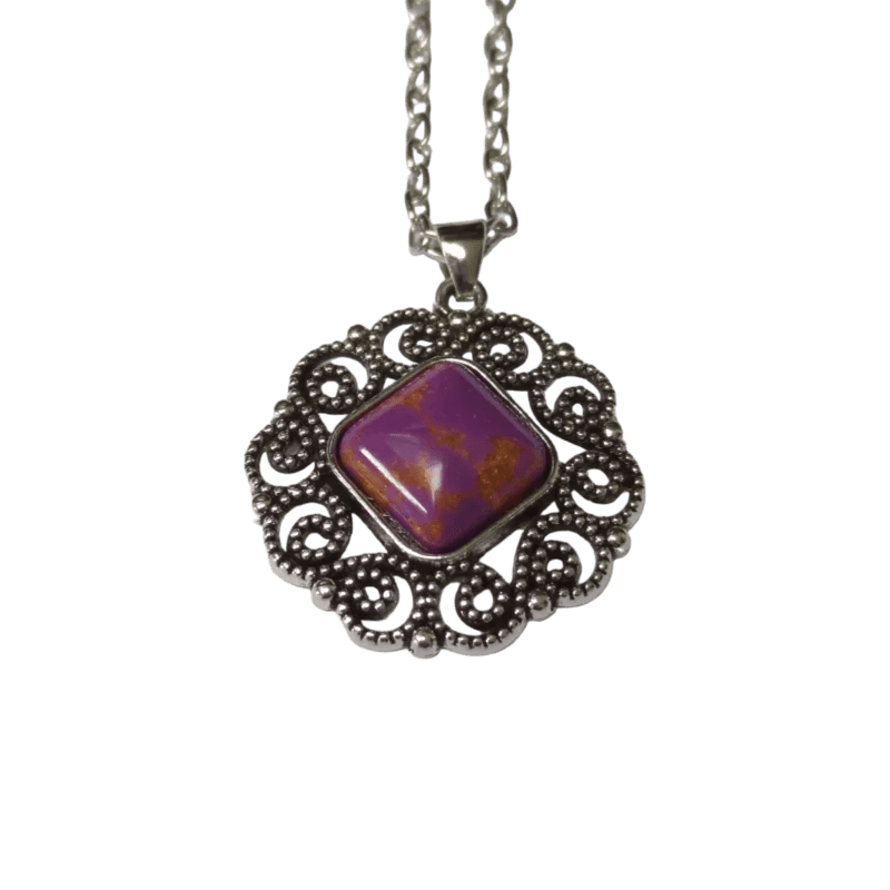 Een paarse stenen hanger met een zilveren ketting