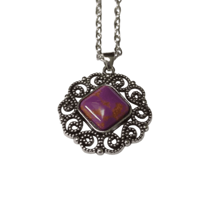 Een paarse stenen hanger met een zilveren ketting