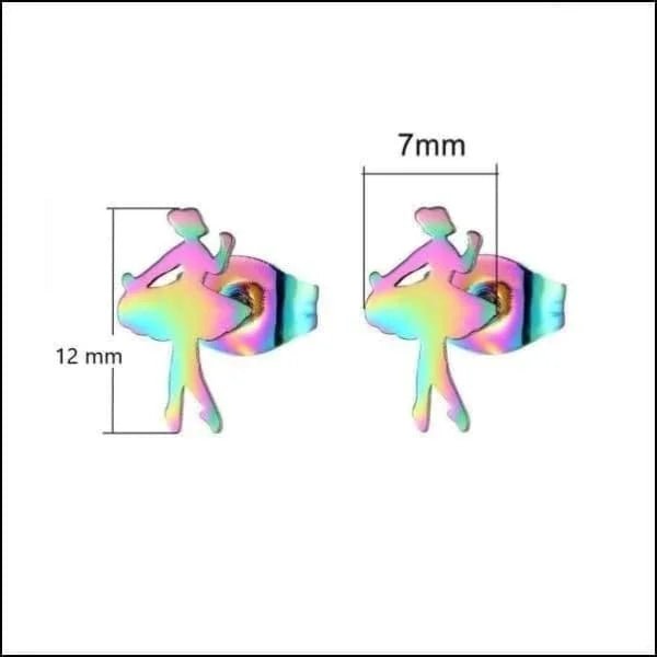 Een paar oorbellen met een regenboogkleurig ontwerp