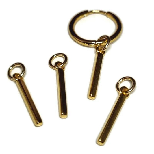 Een set van drie gouden sleutelhangers