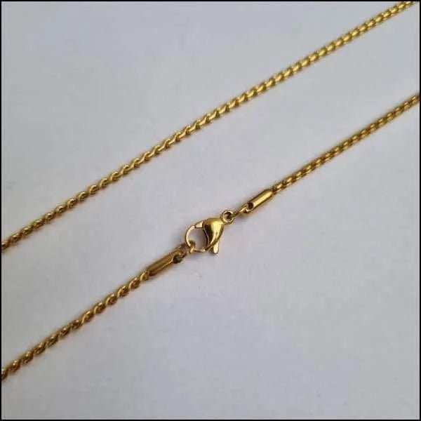 Een gouden ketting met een klein slotje