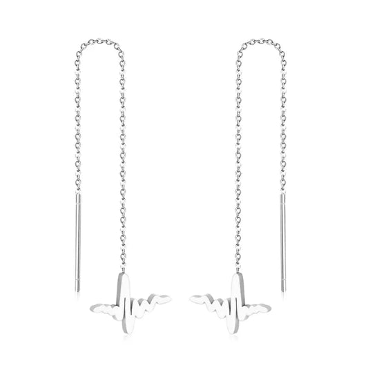 Een paar oorbellen met een ketting en een bungelende ketting