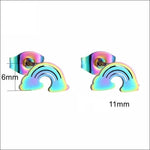 Een paar regenboogkleurige oorbellen