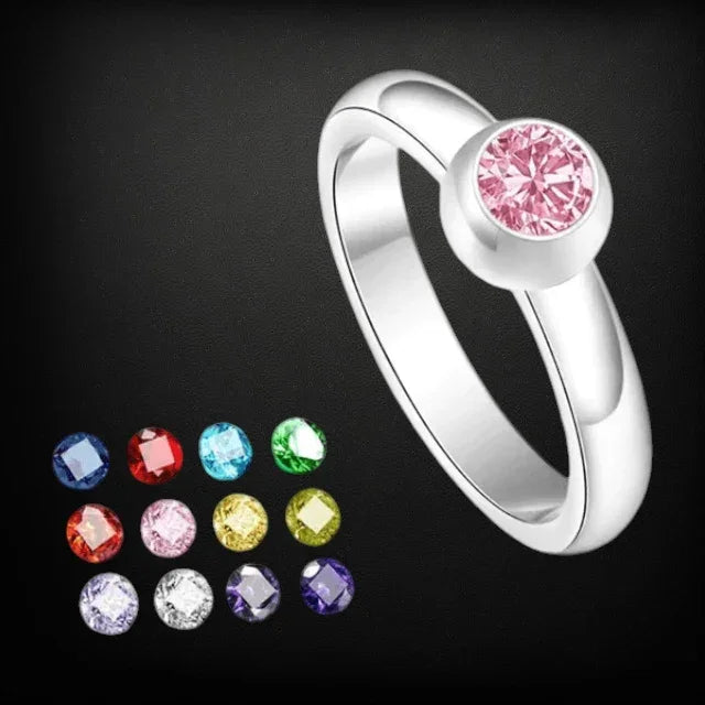 Zilveren ring met een roze edelsteen in een bezel zetting.