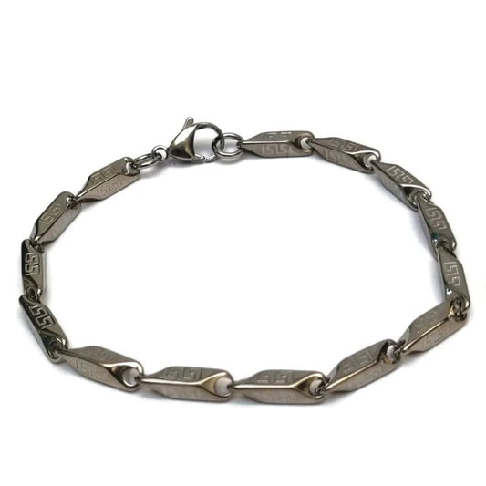 Een armband met een zilveren schakel en een zilveren sluiting