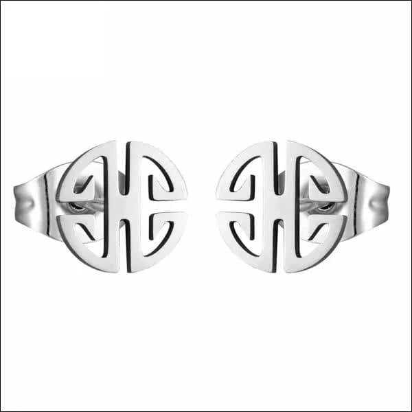 Een paar zilveren manchetringen met een kruis erop