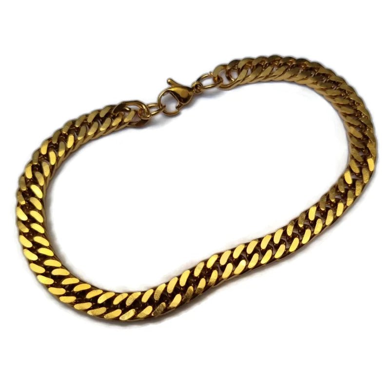 Een gouden schakelarmband met sluiting