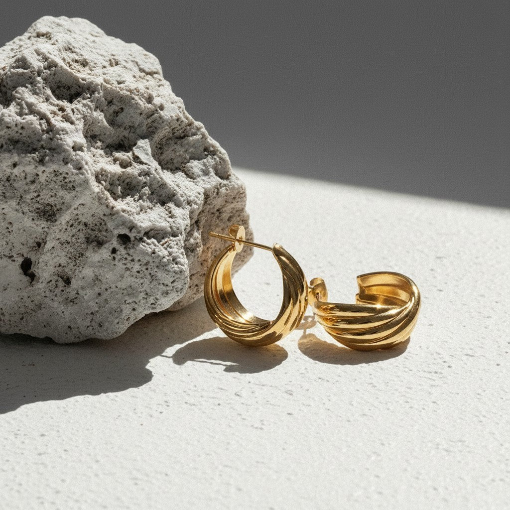 RVS Goudkleurige Halve Oorringen 22x15mm - 5 Lijnen Twist - Aramat Jewels - Oorbellen - cadeautip