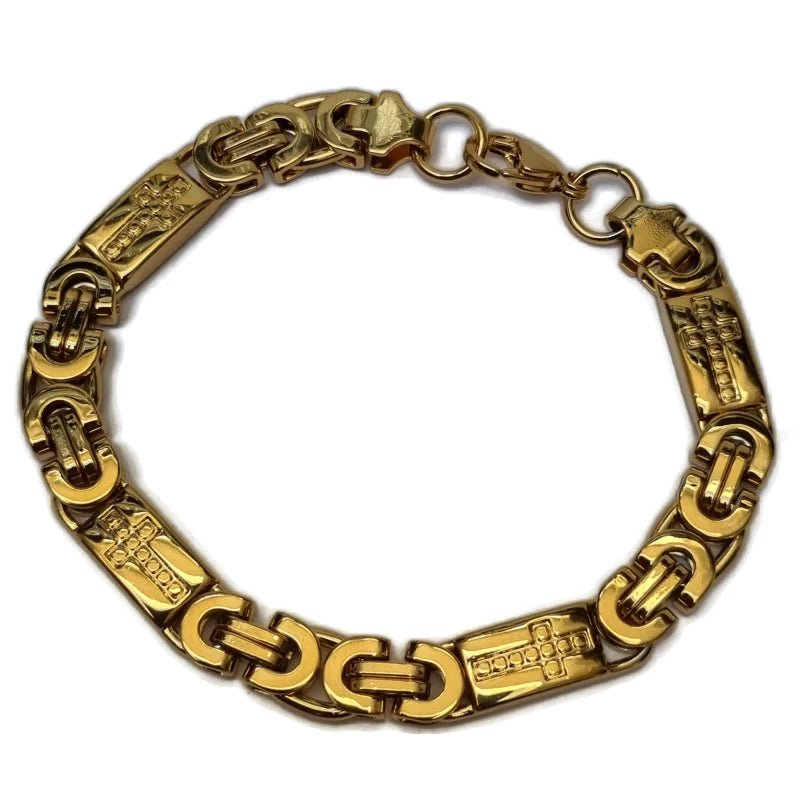 Een gouden armband met een ketting en een sluiting