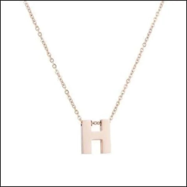 Een ketting met een letter h erop