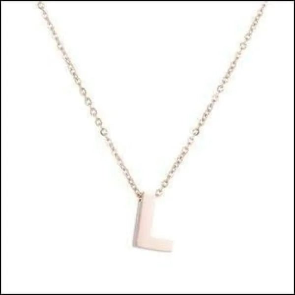 Een witte ketting met een kleine letter erop