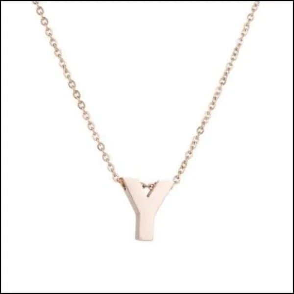 Een gouden ketting met een kleine letter y erop