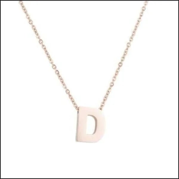 Een witte ketting met een letter d erop