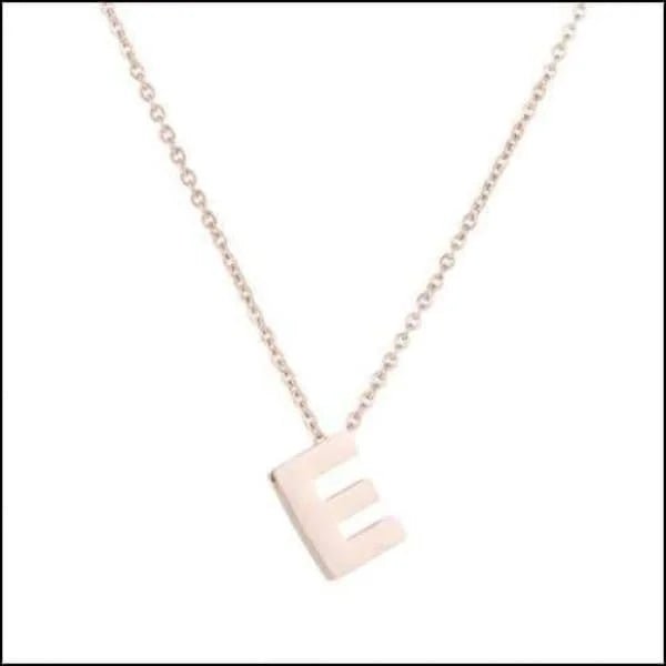 Een witte ketting met een zilveren letter erop