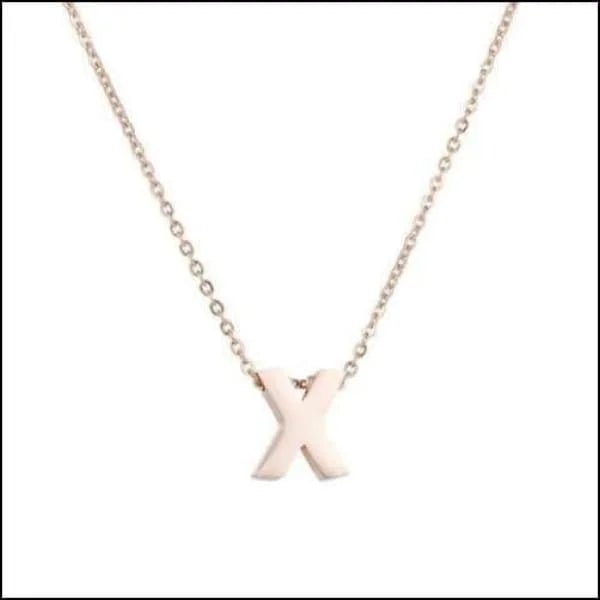 Een witte kruisketting met ketting