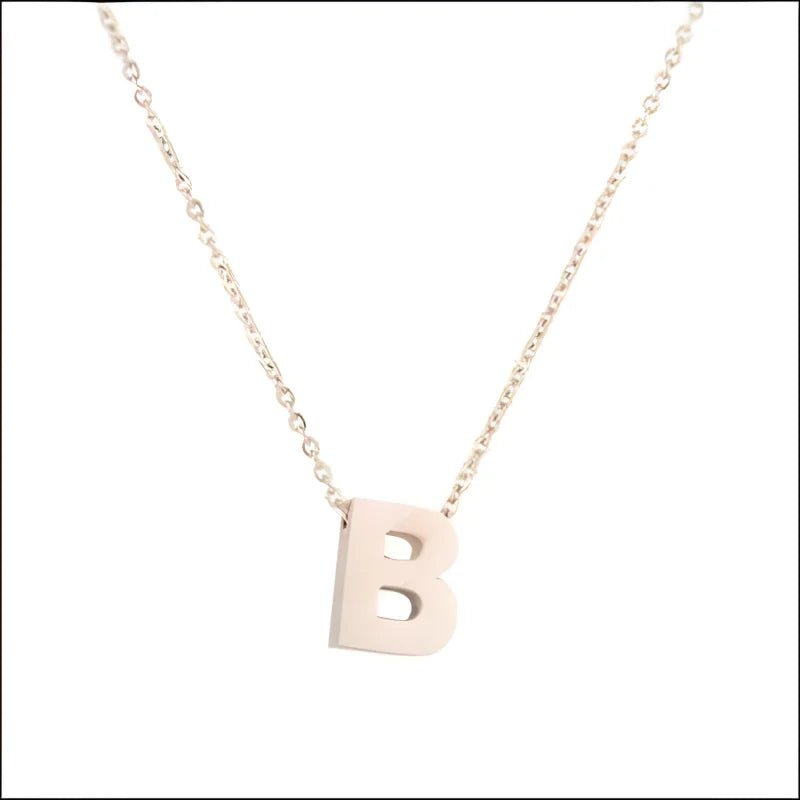 Een ketting met een letter b erop