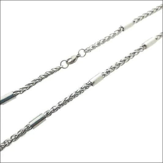 Een zilveren ketting met een draaiend ontwerp