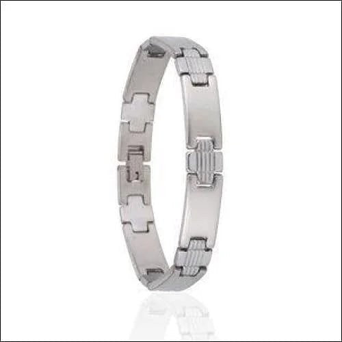 Een roestvrijstalen armband met een sluiting