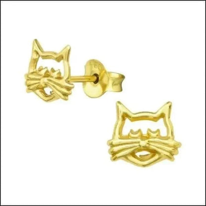 Een paar gouden oorbellen met een kattengezichtje