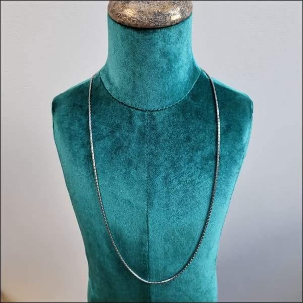 Slangen Ketting Met Hanger Op Mannequin