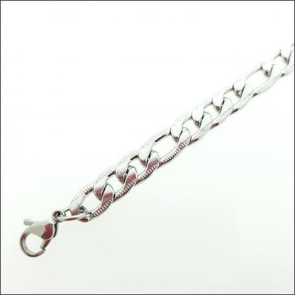 Stalen Armband Figaro Met Hartvormig Ontwerp Van Aramat Jewels®.