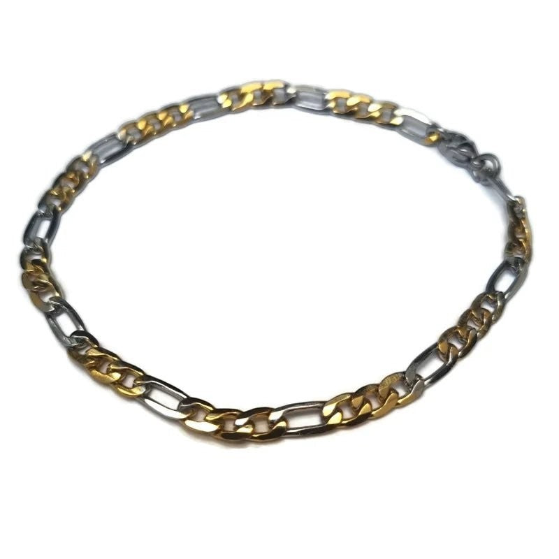 Een gouden en zilveren armband met een schakel