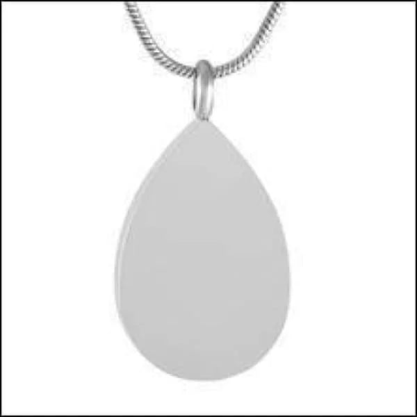 Een witte traanhanger met een zilveren ketting