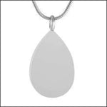 Een witte traanhanger met een zilveren ketting