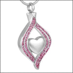 Een roze hart hanger met een zilveren ketting