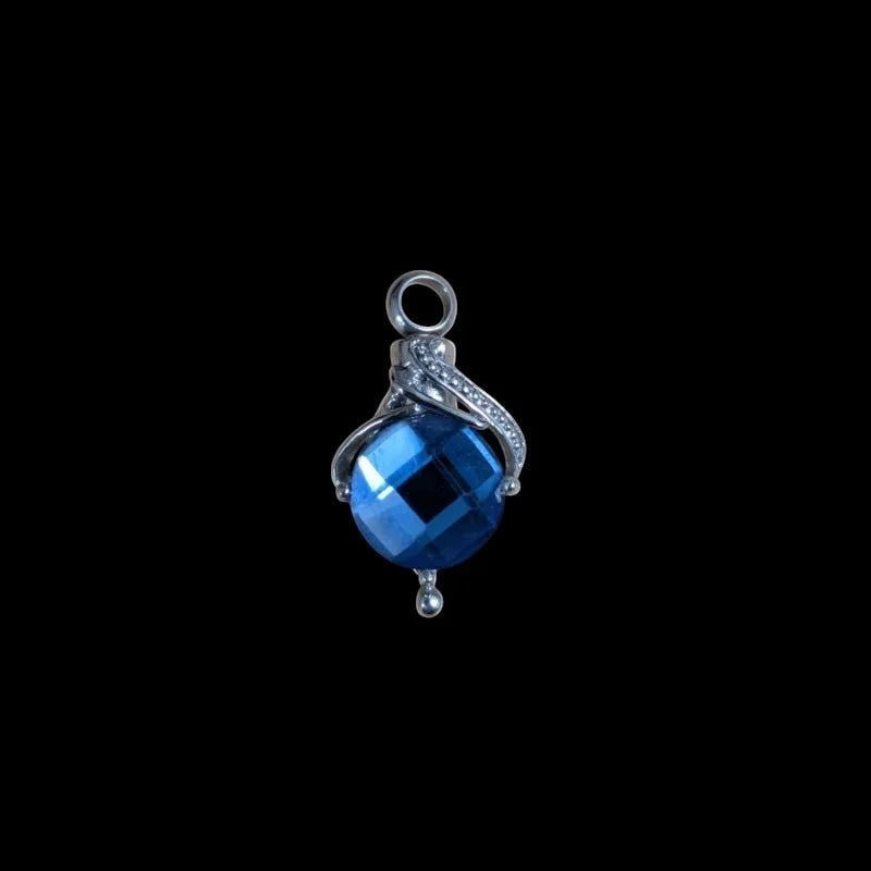 Helderblauwe facetgeslepen kristallen hanger met zilvermetallic accenten.