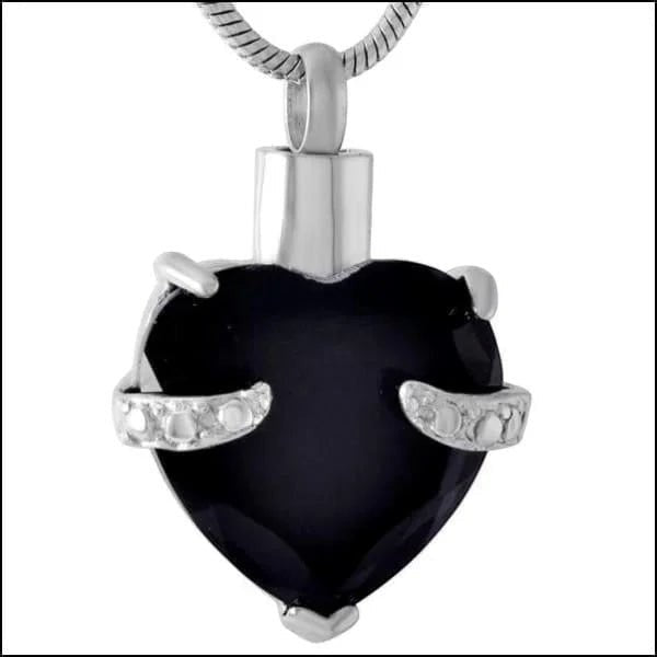Een zwarte hartvormige hanger met twee diamanten