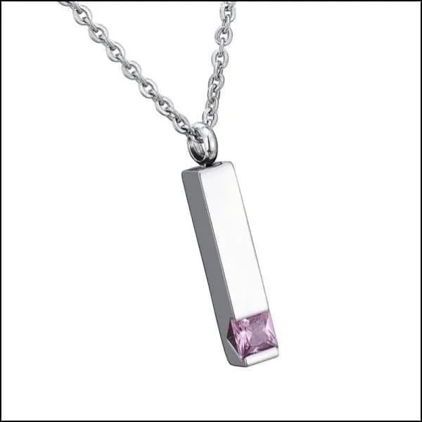 Een ketting met een roze steen eraan