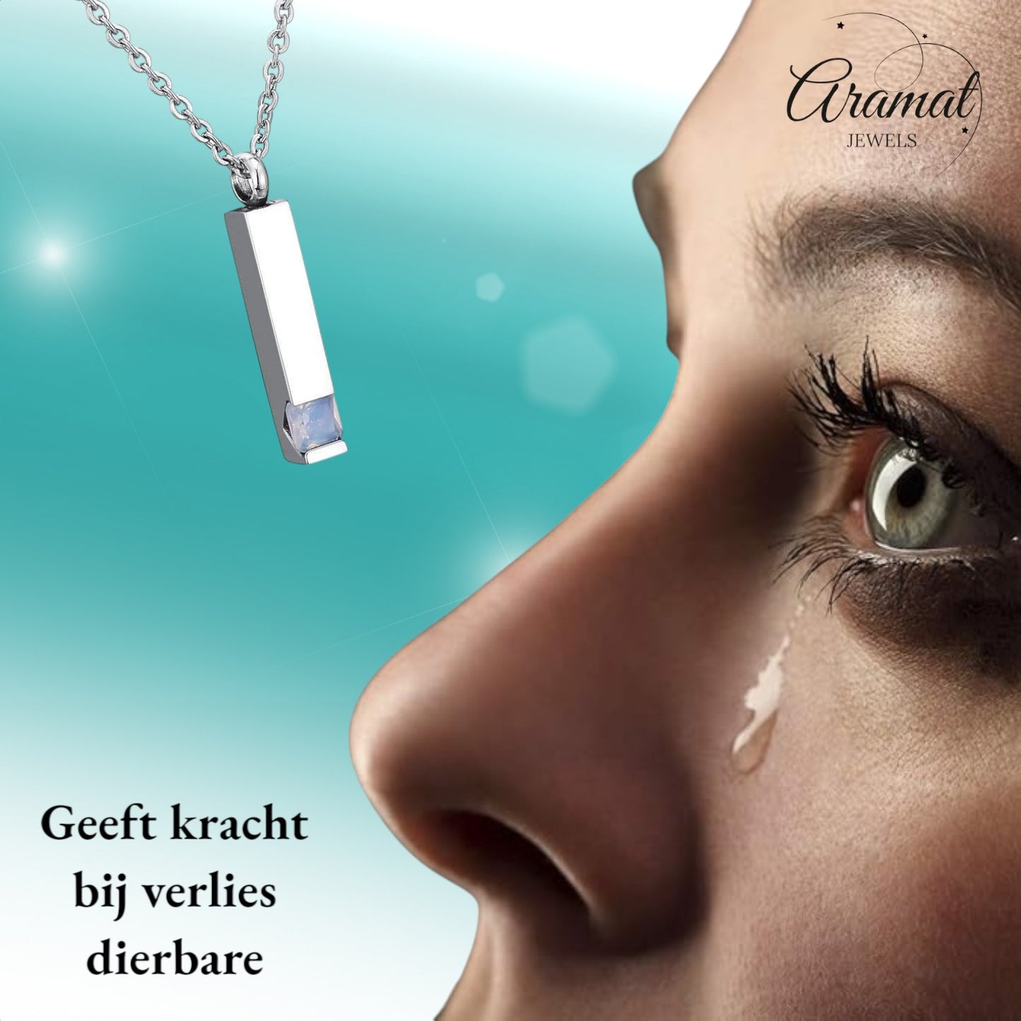 Een rechthoekige hanger met een blauwe steen aan een ketting