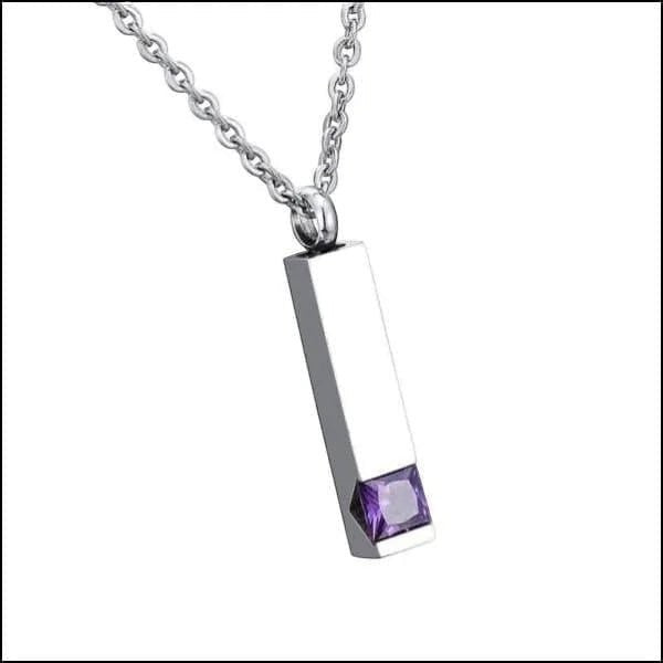 Een ketting met een paarse steen eraan