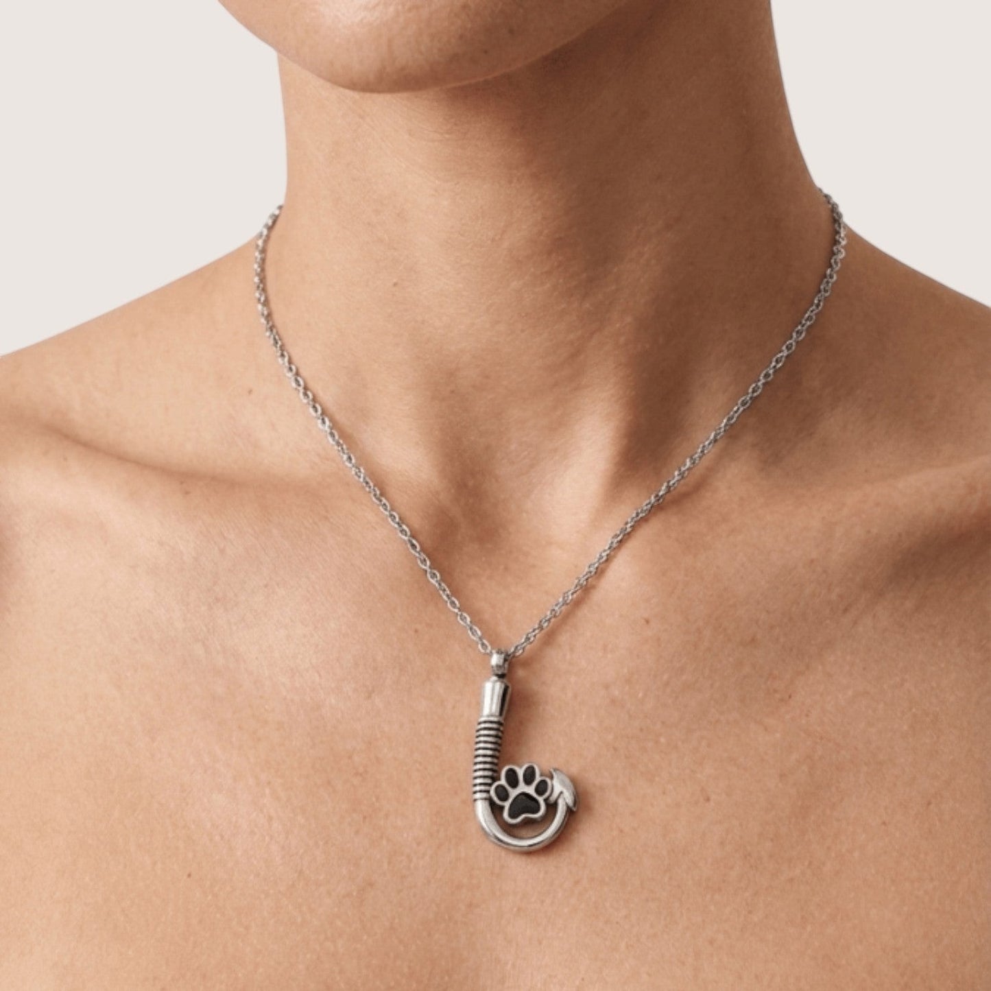 Stalen Ashanger Vishaak met Pootje - Zilverkleur & Zwart - Aramat Jewels - Gedenkhangers - cadeautip