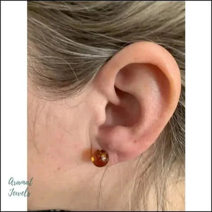 Het oor van een vrouw met een enkele oorpiercing