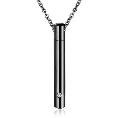 Een hanger met zwarte diamant aan een ketting