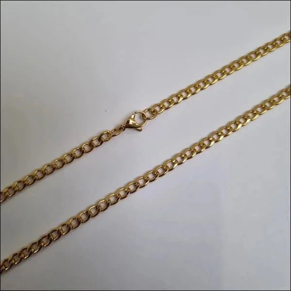 Een gouden ketting met een klein slotje