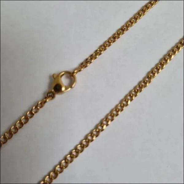 Een gouden ketting met een klein balletje eraan