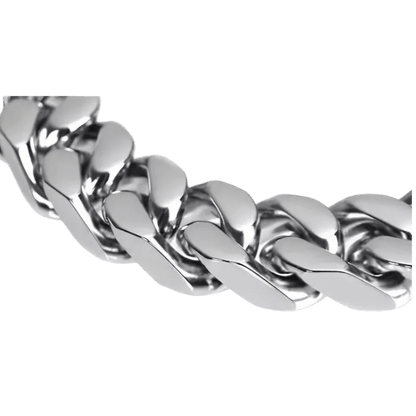 Glanzend zilveren metalen ketting met dikke gebogen schakels.